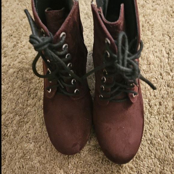 Womens size 10 burgandy ankle booties, faux suede upper - Picture 4 of 6